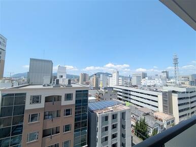バルコニーからは静岡市街を眺められます。