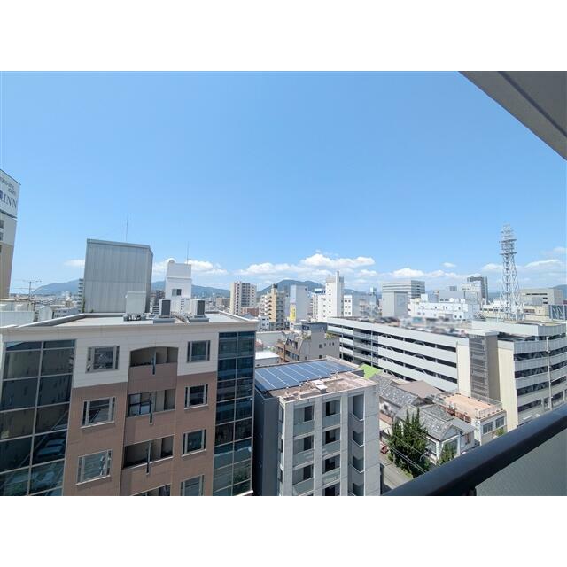 バルコニーからは静岡市街を眺められます。