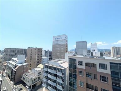 バルコニーからは静岡市街を眺められます。