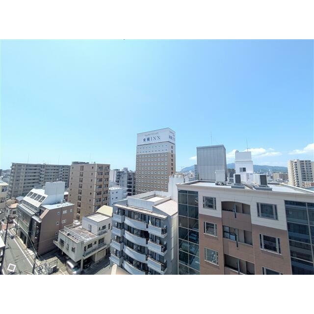 バルコニーからは静岡市街を眺められます。