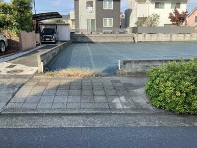 前面に歩道が整備されています。