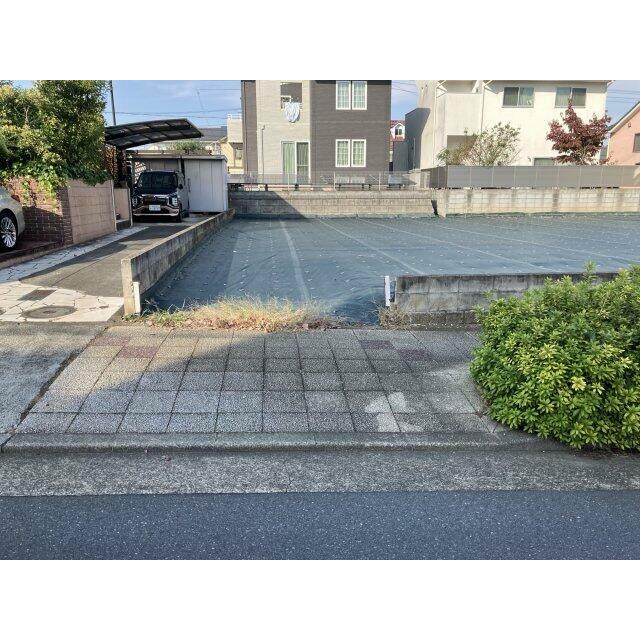 前面に歩道が整備されています。