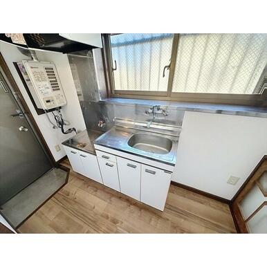 窓から光の入る明るいキッチン