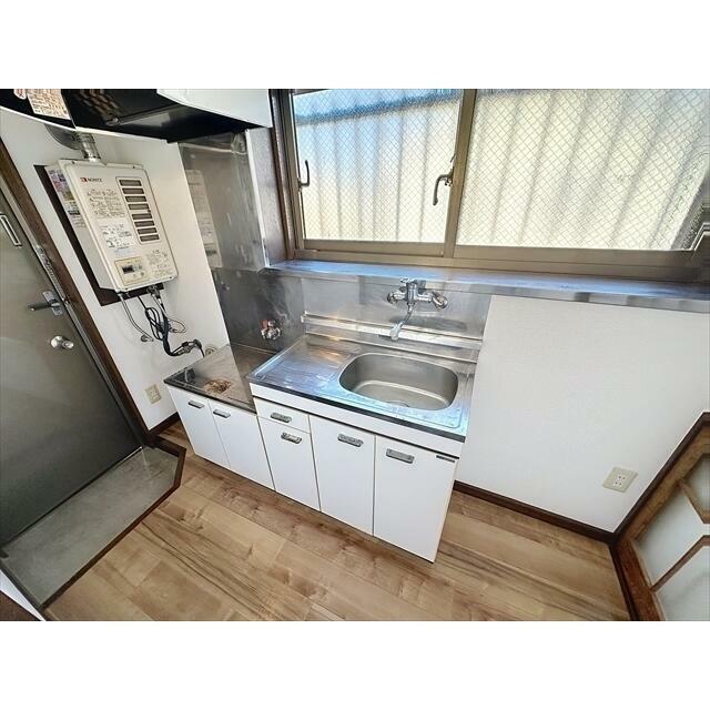 窓から光の入る明るいキッチン