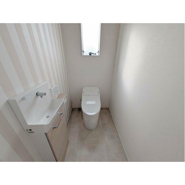 手洗い付きで綺麗なトイレです。