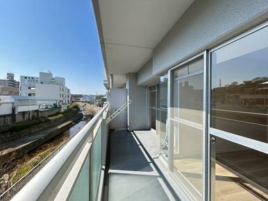 「バルコニー」南向き、川沿いのため眺望良好