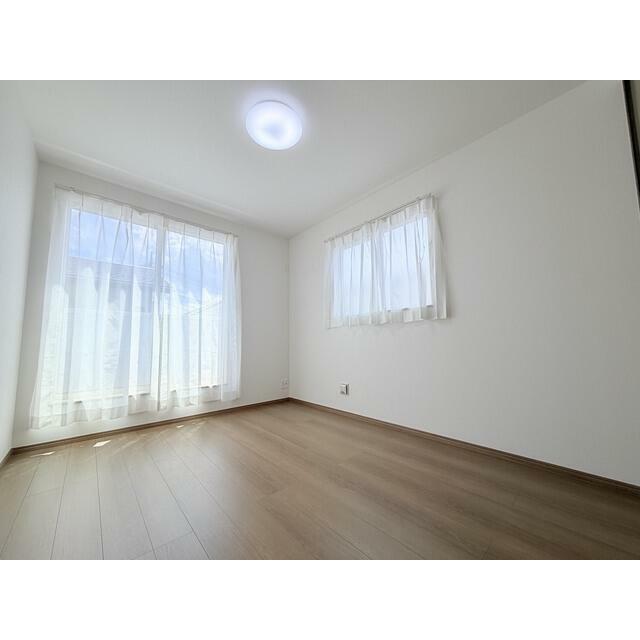 バルコニーへ直接出入りできる洋室。 お部屋からそのまま外へ出られるので、洗濯物を干す際にもスムーズです♪