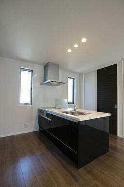 ３口ＩＨコンロ＋グリル付のシステムキッチンです。