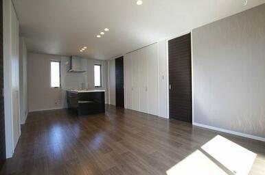 １５．４帖のＬＤＫになります。キッチンはリビングを見渡せるカウンタータイプになります。