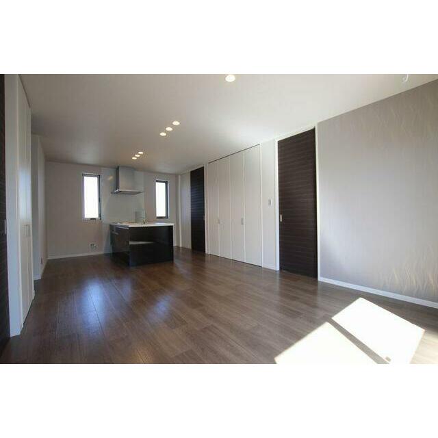 １５．４帖のＬＤＫになります。キッチンはリビングを見渡せるカウンタータイプになります。