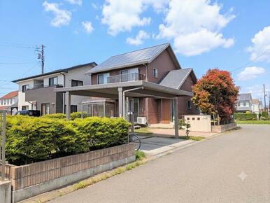 外観南東より（屋根一体型の太陽光発電が外観を整えます）