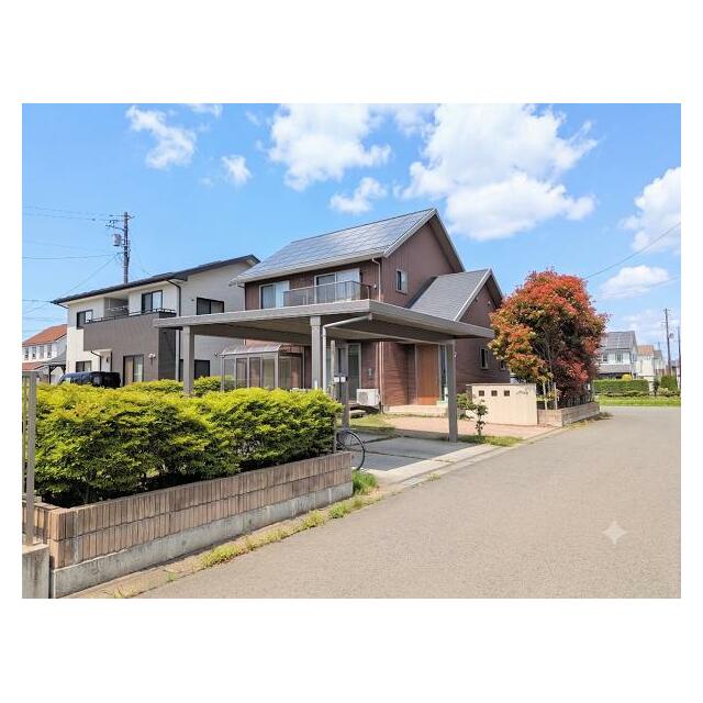 外観南東より（屋根一体型の太陽光発電が外観を整えます）