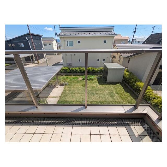 バルコニー（強化ガラスと床タイルでおしゃれなバルコニー）