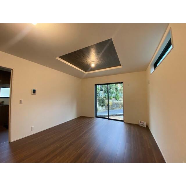 くつろぎスペースとしてはもとより、リビングに学習やテレワークのスペースを設けるご家庭も増えています（1号棟）