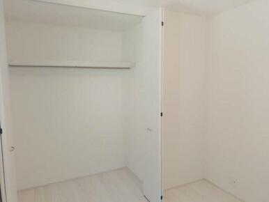 お洋服好きならコーディネートに悩むのも楽しみのひとつ（1号棟）