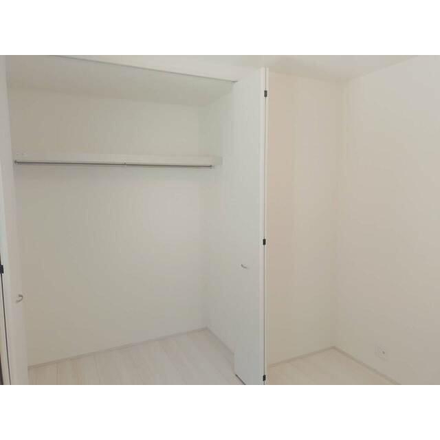 お洋服好きならコーディネートに悩むのも楽しみのひとつ（1号棟）