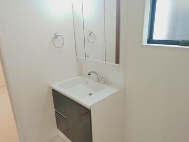 一日の始まりは洗面所から。さぁ顔を洗って気合を入れよう（1号棟）