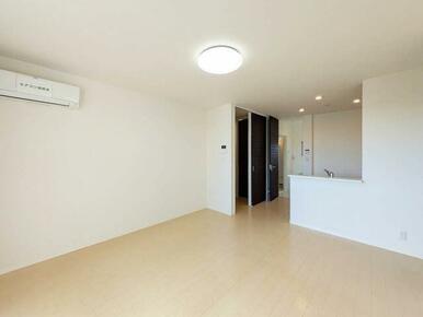 １２．９帖のリビングです。対面キッチン間取りとなります。