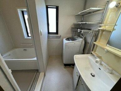 独立洗面台、小物を置くことができて便利です