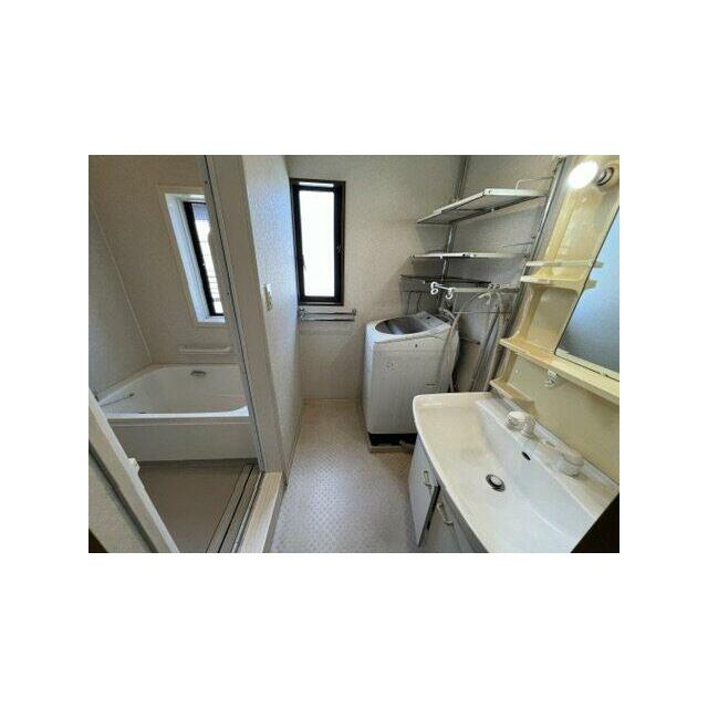 独立洗面台、小物を置くことができて便利です