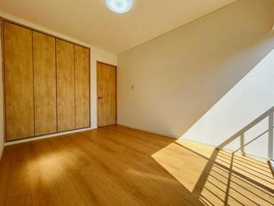 「2階西側洋室」約6帖のお部屋です。