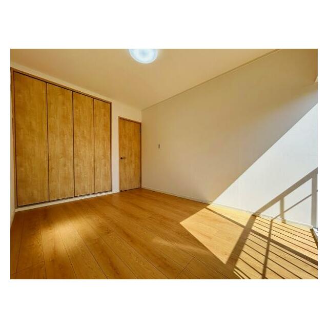 「2階西側洋室」約6帖のお部屋です。