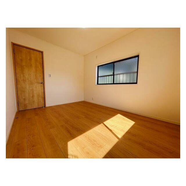 「2階東側洋室」約6帖のお部屋です。