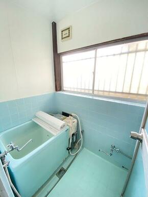 レトロなバランス釜の浴室