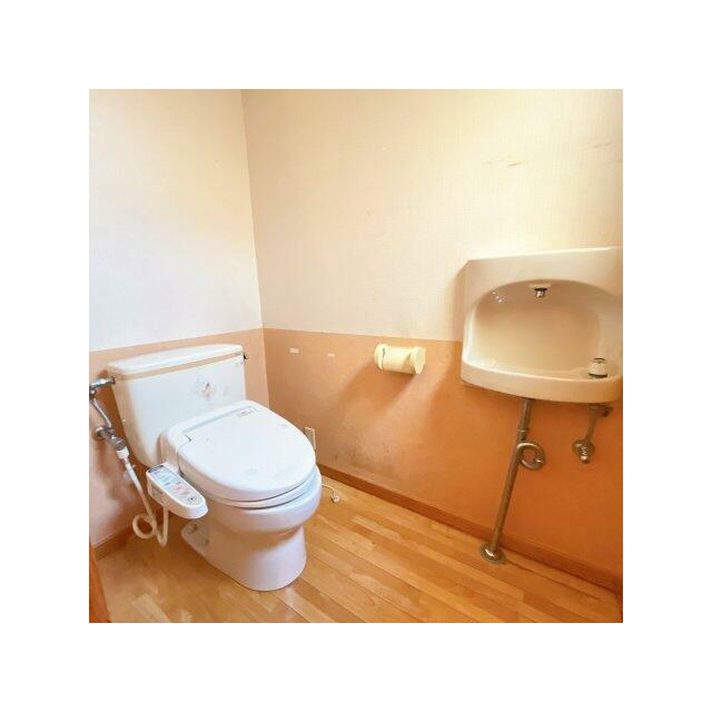 1階トイレは手洗い付きなので来客時にも便利です！