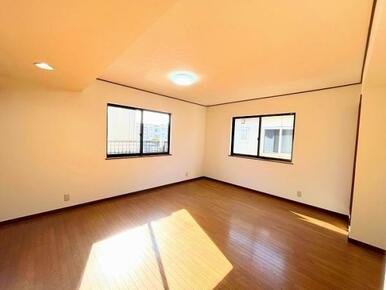 2階南東側洋室　約10.9帖