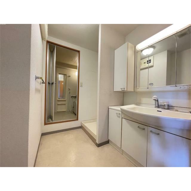 ３面鏡の洗面台です！横にも収納スペースあります！