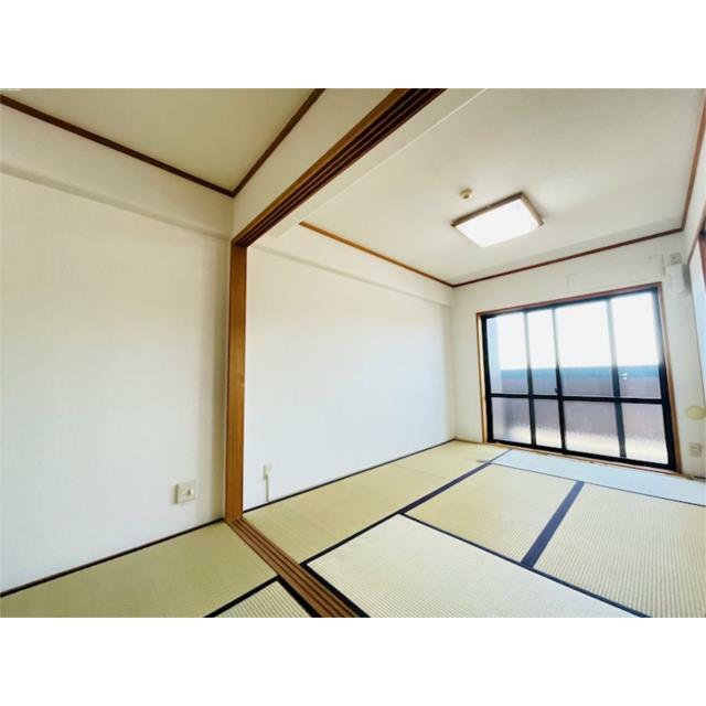 リビング横の和室です！お昼寝に最適です！