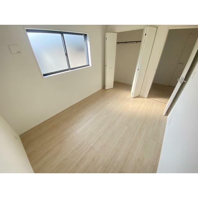 6帖の洋室には大容量のクローゼットあり 洋服選びが楽しくなりますね♪