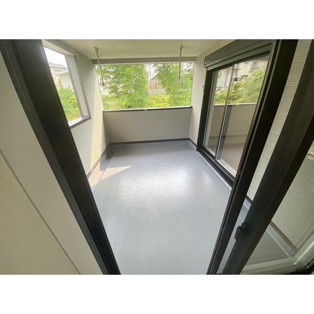 2部屋から出入り可能なバルコニーです。 9.72㎡の広々ルーフバルコニー 洗濯物をいっぱい干せます！ バルコニーにもコンセント完備なのでお掃除も楽楽です。