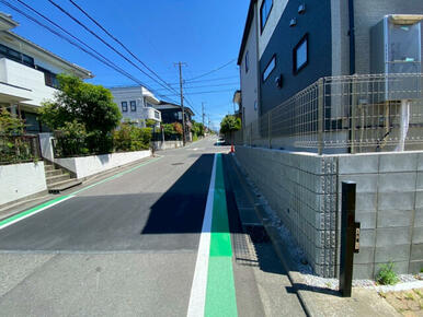 前面道路は交通量が少ない落ち着いた生活道路。車の出し入れもスムーズに行えるゆとりあるスペースを確保し