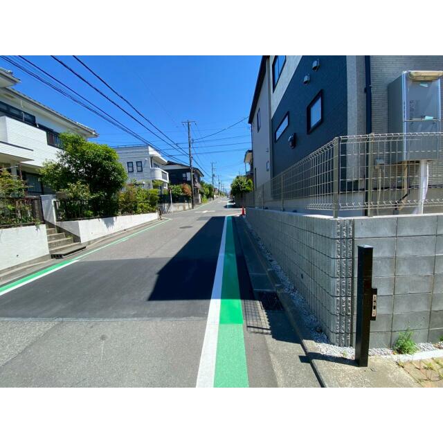 前面道路は交通量が少ない落ち着いた生活道路。車の出し入れもスムーズに行えるゆとりあるスペースを確保し