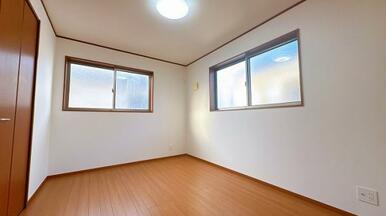 「洋室」２F北西側　日当たり良好