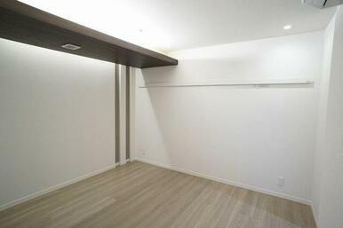 天井間接照明付きのオシャレな洋室です♪