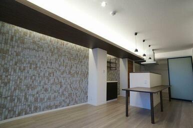 天井間接照明付きのオシャレなリビングです♪