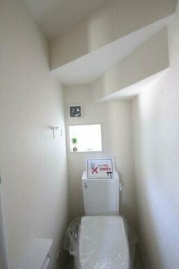 1階と2階にトイレがあり、ウォシュレット完備