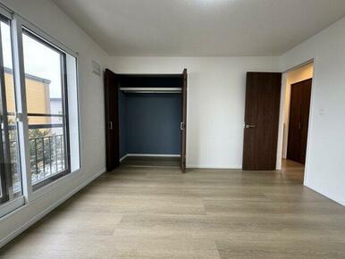 2階8帖の洋室。