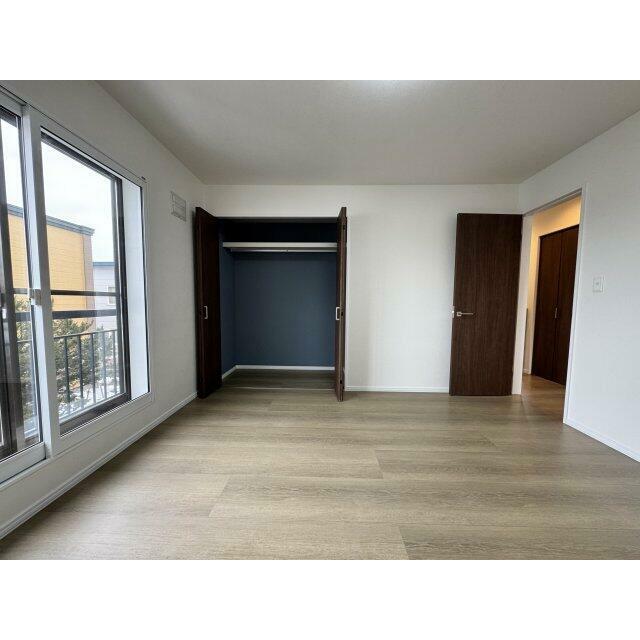 2階8帖の洋室。