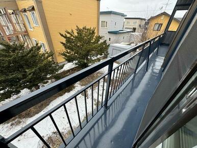 南西庭側にバルコニーもついております。