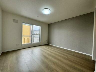 2階8帖の洋室。