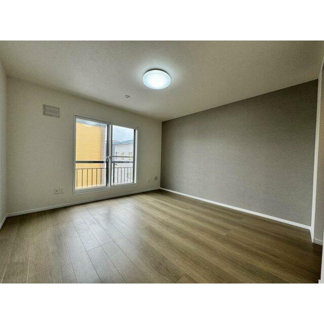 2階8帖の洋室。