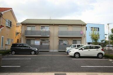 敷地内駐車場・屋根付き駐輪場・専用ゴミ置場有り