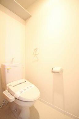 温水暖房洗浄便座仕様。スペース上部には収納棚が設置されています。