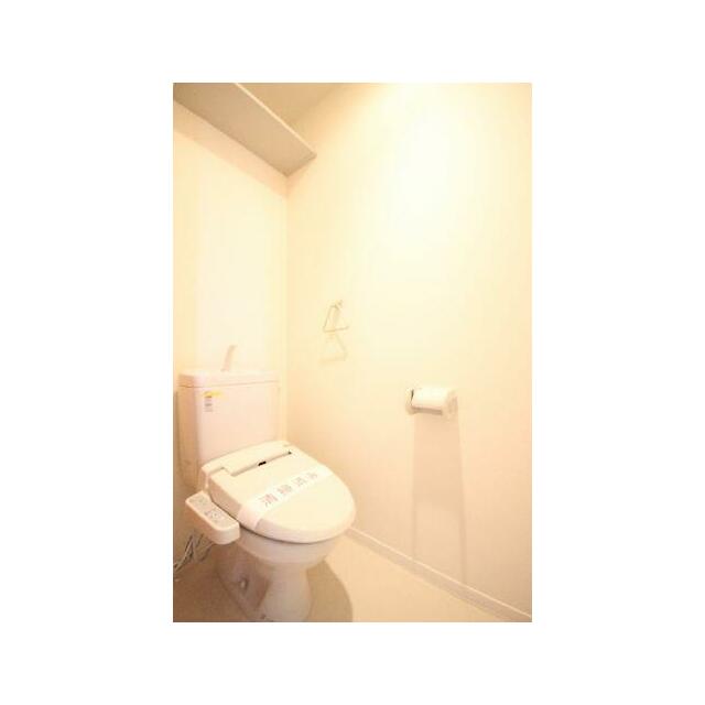 温水暖房洗浄便座仕様。スペース上部には収納棚が設置されています。