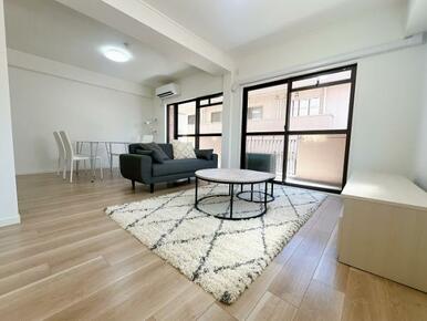 「LDK」リビング側から見たLDKの様子です。