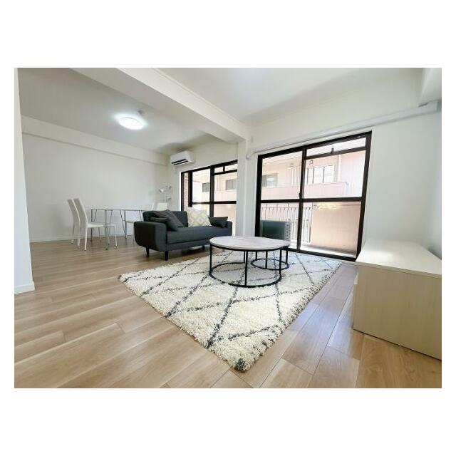 「LDK」リビング側から見たLDKの様子です。